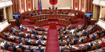 LAJM I FUNDIT/ Projektligji për barazinë gjinore miratohet në Kuvend me 77 vota për dhe 36 kundër.