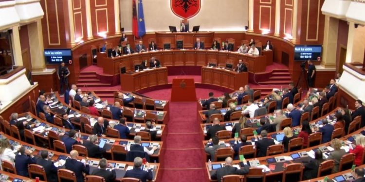 LAJM I FUNDIT/ Projektligji për barazinë gjinore miratohet në Kuvend me 77 vota për dhe 36 kundër.