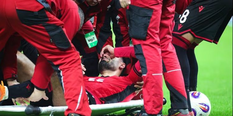 Largohet nga fusha e lojës me barrelë, dëmtimet janë një makth për Armando Brojën