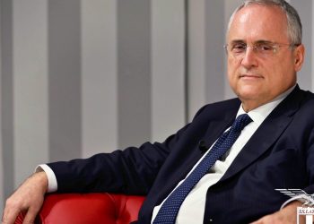 Lazio, Lotito kërkon ‘ndihmë nga Zoti’ për të përballuar sfidat e fatit të keq, një prift bekon qendrën stërvitore.