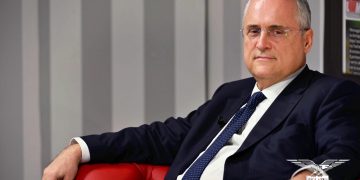 Lazio, Lotito kërkon ‘ndihmë nga Zoti’ për të përballuar sfidat e fatit të keq, një prift bekon qendrën stërvitore.