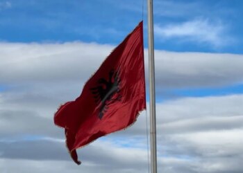 Lezha kremton Pavarësinë pranë bustit të Skënderbeut, ndërsa flamuri kombëtar ngrihet në mënyrë simbolike.