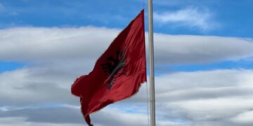 Lezha kremton Pavarësinë pranë bustit të Skënderbeut, ndërsa flamuri kombëtar ngrihet në mënyrë simbolike.