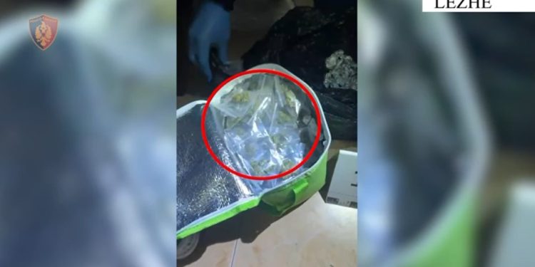 Lezhë: Arrestohet 43-vjeçari që tentoi të largohej nga policia me biçikletë, duke hedhur çantën me kanabis në lumë.