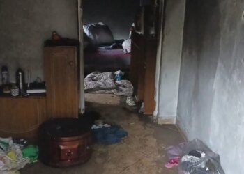 Lezhë: Banesa merr flakë, dhomat e gjumit shndërrohen në hi. Flakët u vërejtën nga banorët e lagjes.