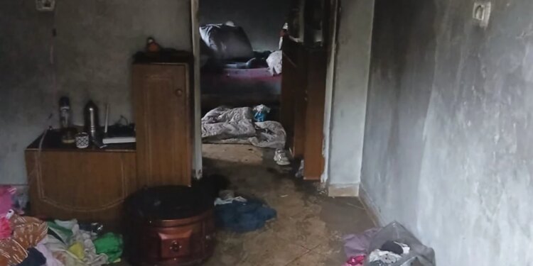 Lezhë: Banesa merr flakë, dhomat e gjumit shndërrohen në hi. Flakët u vërejtën nga banorët e lagjes.