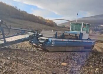 Liqeni i Kukësit ndotet, ndërsa anija ekologjike mbetet si një relikë në bregun e tij