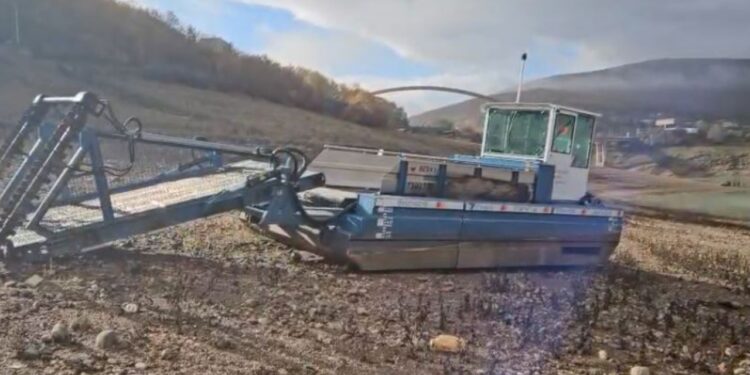 Liqeni i Kukësit ndotet, ndërsa anija ekologjike mbetet si një relikë në bregun e tij