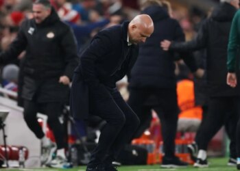 Liverpoolin e pret errësira, media britanike propozon shkarkimin e Slotit.