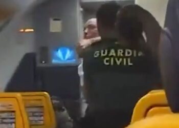 Luftëtarja irlandeze e arteve marciale arrestohet në Spanjë pas sulmit ndaj oficerëve të policisë që u përpoqën ta largonin nga një fluturim për në Dublin.