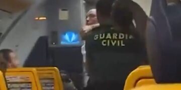 Luftëtarja irlandeze e arteve marciale arrestohet në Spanjë pas sulmit ndaj oficerëve të policisë që u përpoqën ta largonin nga një fluturim për në Dublin.