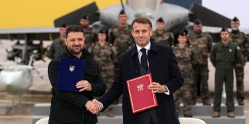 Macron dhe Zelensky firmosin një marrëveshje ushtarake, Ukraina do të blejë 100 aeroplanë nga Franca gjatë pesë viteve të ardhshme.