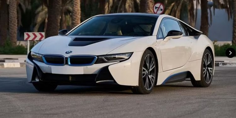 Makina BMW i8 e Maradonës dalë në ankand, çmimi aktual është…