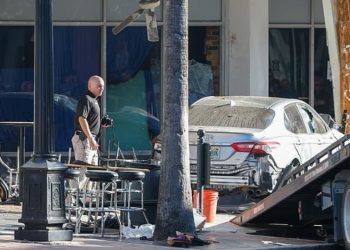 Makina depërtoi në lokal, duke shkaktuar vdekjen e katër individëve dhe plagosjen e 11 të tjerëve; publikohen pamjet shqetësuese, si autori e shndërroi rrugën në pistë garash.