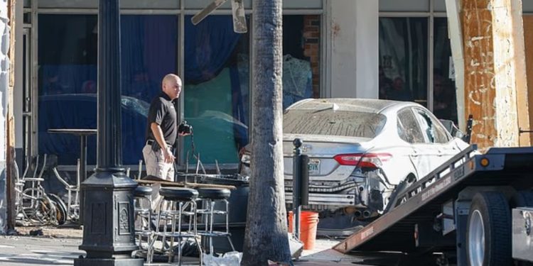 Makina depërtoi në lokal, duke shkaktuar vdekjen e katër individëve dhe plagosjen e 11 të tjerëve; publikohen pamjet shqetësuese, si autori e shndërroi rrugën në pistë garash.