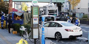 Makina godet këmbësorët në Tokio, një person humb jetën dhe të paktën 10 të tjerë lëndohen.