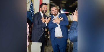 Mamdani me simbolin shqiptar/ I ri shqiptar flet për momentin viral të Kryebashkiakut të Nju Jorkut