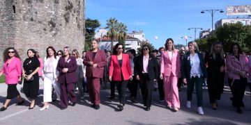 "Marshimi i Rozë", një ecje simbolike e graferve dhe vajzave për mbështetje të jetës.