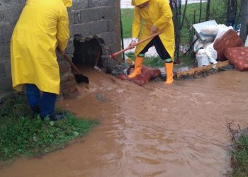 Mati nën ujë, reshjet e mëdha pengojnë qarkullimin, disa shtëpi kanë rrezik shembjeje.
