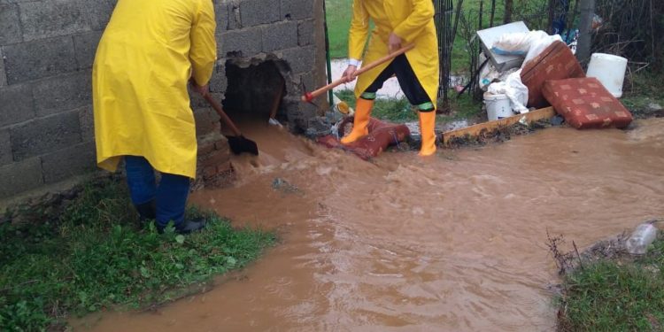 Mati nën ujë, reshjet e mëdha pengojnë qarkullimin, disa shtëpi kanë rrezik shembjeje.