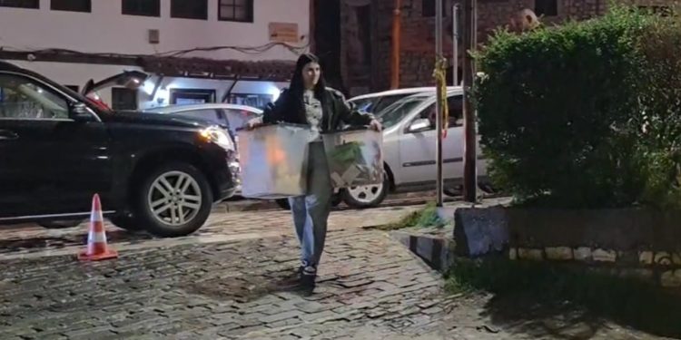 Mbyllet procesi i votimit në pesë bashki, fillon transferimi i kutive drejt qendrave të numërimit.