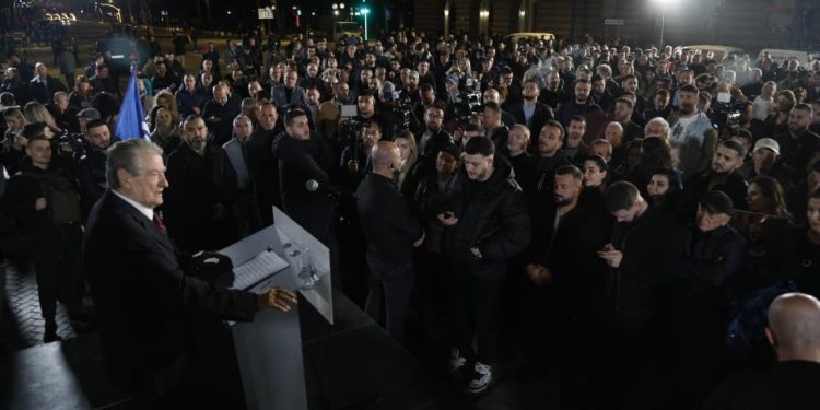 “Mbyllet protesta e opozitës para Kryeministrisë, Berisha: Do të organizohemi çdo javë deri në… në ‘Foltore 2’”