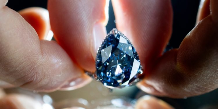 Mellon Blue, diamanti i çmuar blu, arriti çmimin prej 25 milionë dollarësh në ankandin e organizuar nga Christie’s.