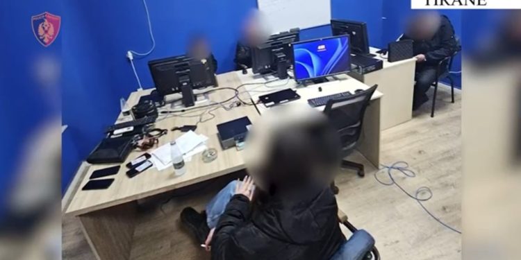 Menaxheri i Call Center-it dhe dy punonjës arrestohen për mashtrimin e shtetasve të huaj që investonin në bursa fiktive në Selitë.