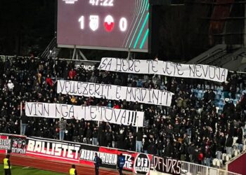 Mesazh solidariteti në derbin shqiptar/ Ballistët e Tetovës nderojnë Mujdin Aliun në Prishtinë