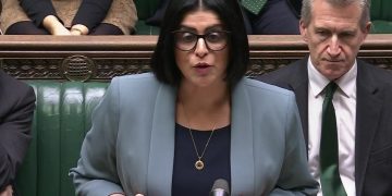 Ministrja e Brendshme Shabana Mahmood njofton në Parlament për ndërlikimet e dëbimit të 700 familjeve shqiptare në Angli