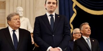 Misteret e ceremonisë së inaugurimit të Trump: Çfarë i tha djali i tij ish-presidentit Joe Biden në vesh?