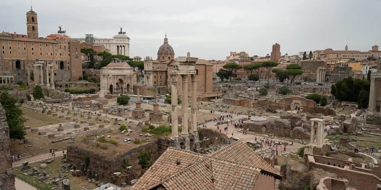 Momente frike në qendër të Romës/ Pjesë e kullës mesjetare “Torre dei Conti” shembet, një punëtor plagoset.