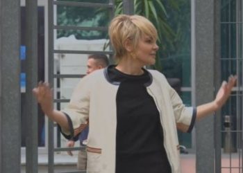 Monika Kryemadhi paraqitet në SPAK me një pamje të re dhe e buzëqeshur