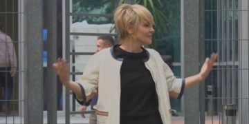 Monika Kryemadhi paraqitet në SPAK me një pamje të re dhe e buzëqeshur