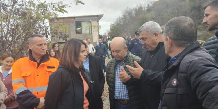 Motet e këqija shkaktojnë dëme në krahun e urës së Shëmrizës, ministrja Koçiu: Nevojitet një zgjidhje urgjente për prurjet e 1700 banorëve.