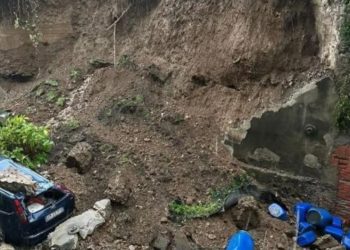 Moti i keq godet Xhenovën, ende nuk ka asnjë lajm për tre të rinjtë e humbur.