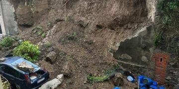 Moti i keq godet Xhenovën, ende nuk ka asnjë lajm për tre të rinjtë e humbur.