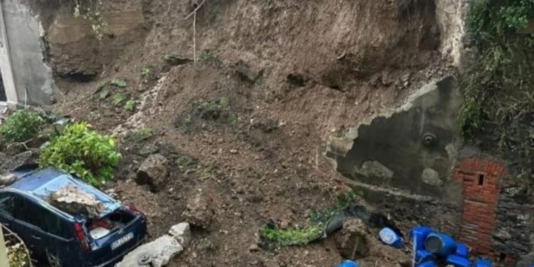 Moti i keq godet Xhenovën, ende nuk ka asnjë lajm për tre të rinjtë e humbur.