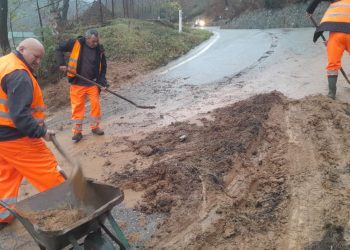 Moti i keq shkakton probleme në Kukës: Ura që lidh dy fshatra dëmtohet, vështirësi me energjinë elektrike.