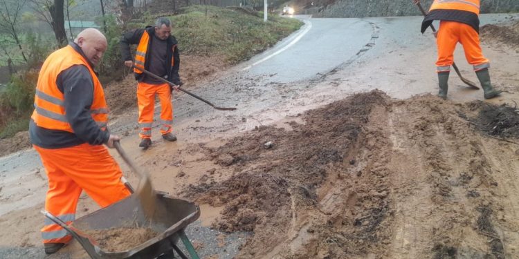 Moti i keq shkakton probleme në Kukës: Ura që lidh dy fshatra dëmtohet, vështirësi me energjinë elektrike.