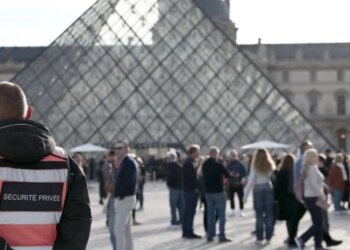 Muzeu i Luvrit rrit çmimin e biletave për turistët jashtë Evropës; ja sa do të paguajnë më shumë sesa europianët.