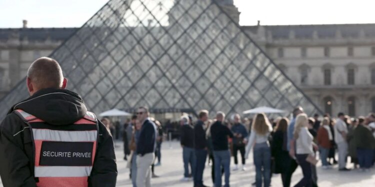 Muzeu i Luvrit rrit çmimin e biletave për turistët jashtë Evropës; ja sa do të paguajnë më shumë sesa europianët.