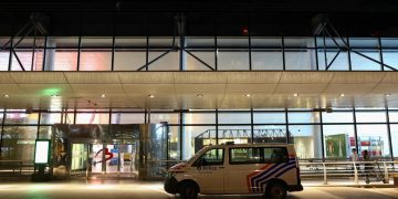 NATO ndërhyn për të mbështetur Belgjikën ndaj përdorimit të dronëve: afrohet ndihma për situatën e hapësirës ajrore
NATO ka ofruar ndihmë për Belgjikën, e cila po përballet me shkelje të hapësirës së saj ajrore nga dronë që kanë shkaktuar shqetësime në aeroportin e Brukselit, pas fluturimeve mbi disa baza ushtarake.