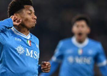 Napoli mposht Romën në stadiumin e saj dhe ngjitet në krye të Serie A bashkë me Milanin.