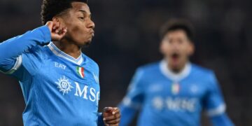 Napoli mposht Romën në stadiumin e saj dhe ngjitet në krye të Serie A bashkë me Milanin.