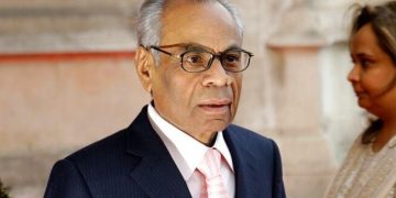 Ndahet nga jeta Patriarku i familjes më të pasur të Anglisë, një jetë e shoqëruar nga fama dhe akuza.