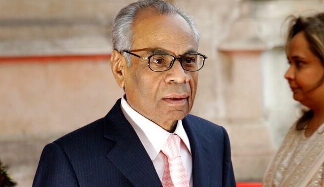 Ndahet nga jeta Patriarku i familjes më të pasur të Anglisë, një jetë e shoqëruar nga fama dhe akuza.