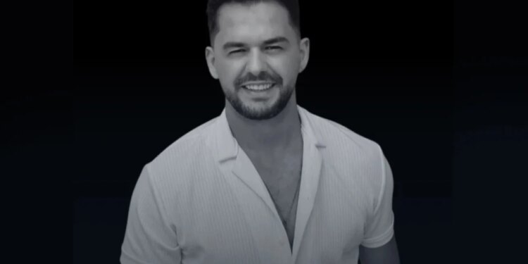 Ndarja e papritur nga jeta e Shpat Kasapit, figura që ka lënë gjurmë të thella në muzikën shqiptare për më shumë se dy dekada.