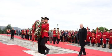 “Nderim për Dëshmorët e Atdheut” – Rama zhvillon homazhe në prani të Begajt dhe ministrave.