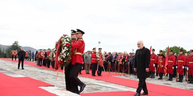 “Nderim për Dëshmorët e Atdheut” – Rama zhvillon homazhe në prani të Begajt dhe ministrave.